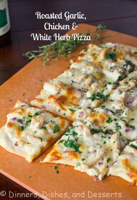 Roasted Garlic, Chicken & Herb White Pizza #SundaySupper White Chicken Pizza, Pizza Bianca, Roasted Garlic Chicken, White Pizza, Salad Pasta, God Mat, Router Woodworking, Good Eat, Chicken Pizza