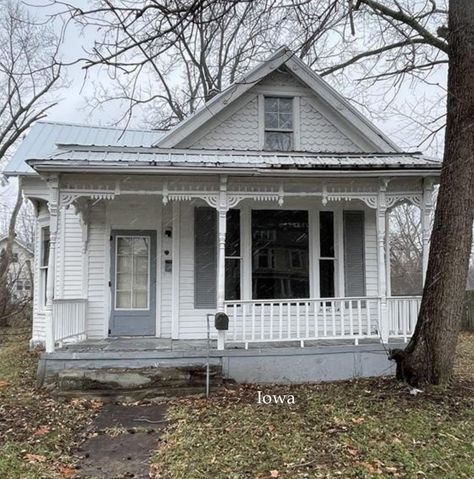 Under $75K Thursday -c.1883 Victorian Cottage For Sale in Iowa Under $70K - Old Houses Under $50K Victorian Style Tiny House, Colonial Cottage Exterior, Tiny House Victorian, Old Vintage House Exterior, Victorian Folk House Style, Craftsman Cottage Interiors, Victorian Cottage Exterior, Old Style Homes, Mini Victorian House Plans