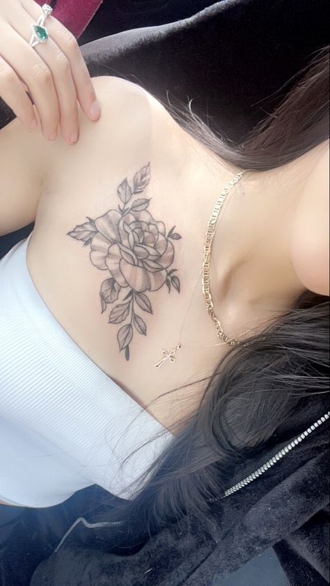 Tattoo Across Chest For Women, Collarbone Tattoo Rose, Cool Collarbone Tattoos, Collar Bone Tattoo Baddie, Rose On Collar Bone Tattoo, Flowers On Chest Tattoo, Rose Collar Bone Tattoo, Tattoo On Collar Bone For Women, Chest Tattoo Woman