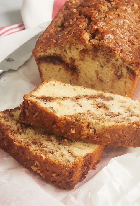 This simple Cinnamon Swirl Bread is perfect for breakfast, a coffee break, or even dessert! - Bake or Break Cinnamon Buttermilk Loaf, Buttermilk Loaf, Cinnamon Swirl Bread Recipe, Monkey Breads, Cinnamon Swirl Cake, Cinnamon Bread Recipe, Quick Bread Recipes Easy, Buttermilk Cake, Swirl Bread