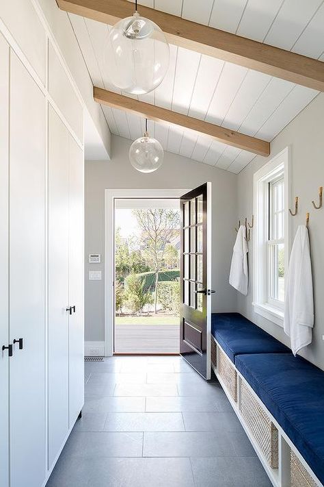 White and blue mudroom Modern Nantucket Home, Modern Farmhouse Mudroom, Modern Beach Home, Farmhouse Mudroom, Nantucket Home, Shiplap Ceiling, Casa Clean, Mudroom Entryway, Mudroom Design