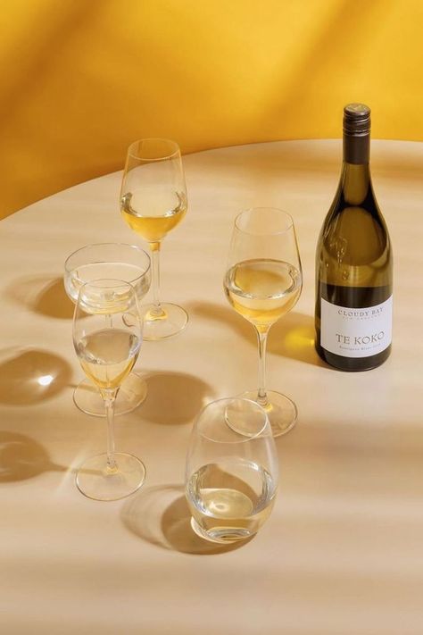 A glass of Cloudy Bay Sauvignon Blanc is like a glass of sunshine ☀️ The bottle’s fresh tasting notes of citrus, peaches, and honey is sure to pair perfectly with any summer meal! Click to shop Cloudy Bay delivered to your door in under an hour. #sauvignonblanc #summerwines #whitewines Autumn Sangria White Wine, White Wine Photography Styling, White Wine Asethic, Sauvignon Blanc Wine Pairing, Cloudy Bay, Sauvignon Blanc Wine, Delivery App, Summer Wines, Sauvignon Blanc