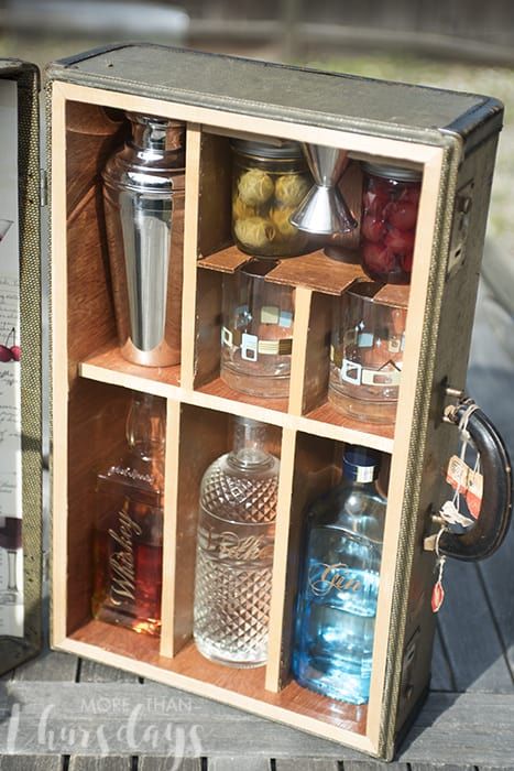 Suitcase Bar, Portable Bar Ideas, Suitcase Furniture, Travel Bar, Portable Bar, Flea Market Flip, Old Suitcases, Vintage Suitcases, Random Items