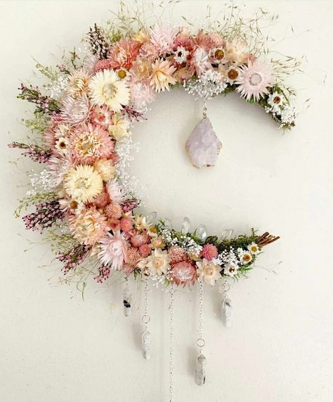 Dreamcatcher With Flowers, Vine Crafts, Moon Wreaths, Craft Night Projects, Dried Floral Decor, Fairy Wreath, Dried Floral Wreaths, Moon Wreath, Dried Wreath