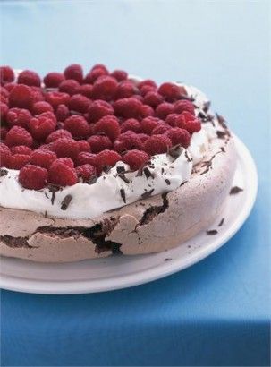 Raspberry Pavlova, Chocolate Pavlova, Chocolate Meringue, Pavlova Recipe, Anna Pavlova, Dessert Aux Fruits, Nigella Lawson, Chocolate Raspberry, Pavlova