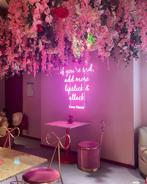 Hair Salon Backdrop Ideas, Hairsalon Ideas Decor, Salon Uniform Ideas, Pink Salon Aesthetic, Hairsalon Ideas, Beauty Salon Uniform, Beauty Salon Uniform Ideas, Room Ideas Pink, Beauty Salon Interior Luxury