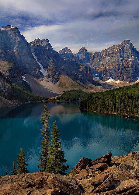 Moraine Lake, Banff, Alberta Lac Moraine, Banff National Park Canada, Maui Vacation, Canadian Rockies, Banff National Park, Places Around The World, Nature Pictures, Beautiful World, Wonders Of The World