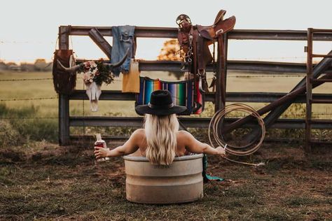 Beth Dutton Style, Western Photo Shoots, Cowgirl Photography, Country Couple Pictures, Cowgirl Photoshoot, Model Shots, Foto Cowgirl, Western Photoshoot, Bouidor Photography