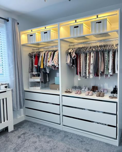 Baby Room Closet Ideas, Twin Wardrobe Ideas, Baby Wardrobe Closet, Kids Closet Organization Ideas, Closet Con Tv, Kids Wardrobe Design, Baby Room Closet, Toddler Closet, Cozy Baby Room