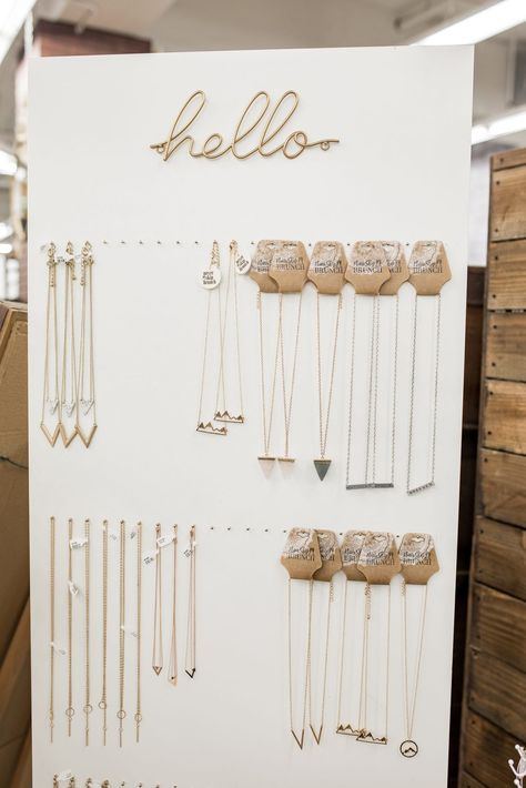 Jewelry Organization Diy, Diy Jewelry Wall, Diy Jewelry Stand, Diy Necklace Holder, Jewelry Display Booth, Jewelry Organizer Diy Wall, Jewelry Booth, Diy Outfits, Diy Jewelry Display