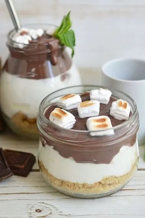 S'mores Cheesecake in a Jar is such a simple treat! Plus, you get to have your own personal serving size without having to share! Cheesecake Mason Jar, Smores Cheesecake, Mason Jar Recipe, Cheesecake In A Jar, Cheesecake Pudding, How To Make Cheesecake, Mason Jar Meals, Marshmallow Creme, Cheesecake Desserts