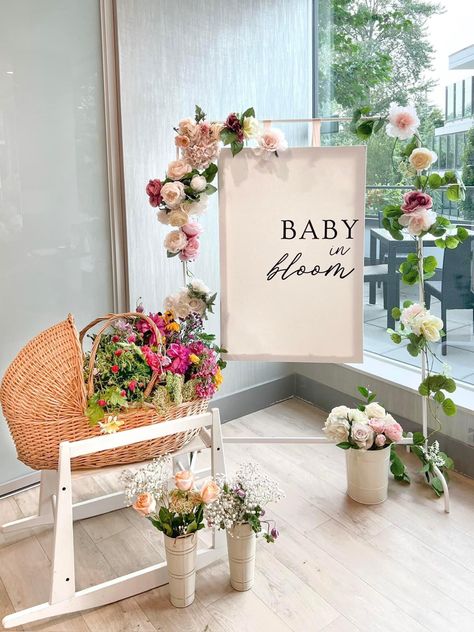 Spring Baby Shower Backdrop, Baby Shower Back Drop Decorations, Spring Garden Baby Shower Ideas, Flower Themed Gender Reveal, Baby In Bloom Diy Decor, Flower Gender Reveal Ideas, Tini Baby Shower Theme, Indoor Baby Shower Decor, Vintage Flower Baby Shower Ideas