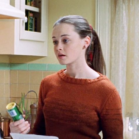 Rory Gilmore Posture, Rory Gilmore Braids, Gilmore Girls Fashion, Lorelei Gilmore, Girly Vibes, Cute Sweaters For Fall, Team Logan, Single Braid, Gilmore Girl