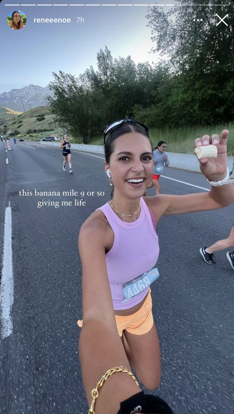 Running Half Marathon Training, Run Aesthetic Fitness, Colorful Running Outfit, Renee Noe Running Fits, Marathon Outfit Women Race Day, Running Body Goals, Running Fits Aesthetic, Running Race Aesthetic, Summer Running Aesthetic