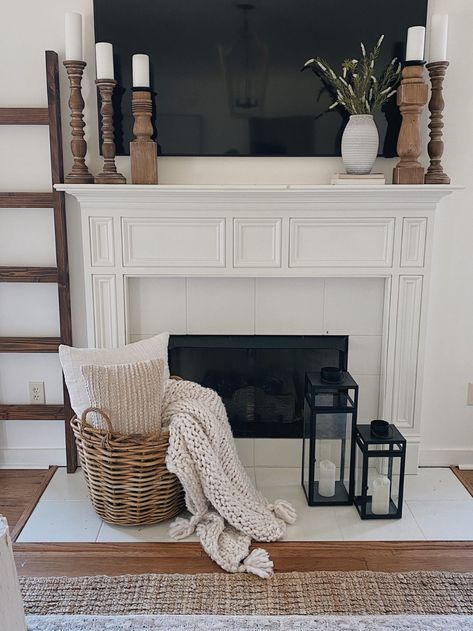 Fireplace Decorations Christmas, Mantle With Tv Decorating Ideas, Mantle Decorating Ideas With Tv, Fireplace Decoration Ideas, Living Room Mantle Decor, Spring Fireplace, Spring Fireplace Decor, Fireplace Decor Christmas, Farmhouse Mantel Decor