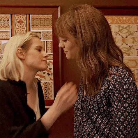 Kristen Stewart Kiss, Kristen Stewart Gif, Happiest Season, Mackenzie Davis, Kristin Stewart, Kristen Stewart Style, Cute Couples Kissing, Gal Gadot, Kristen Stewart