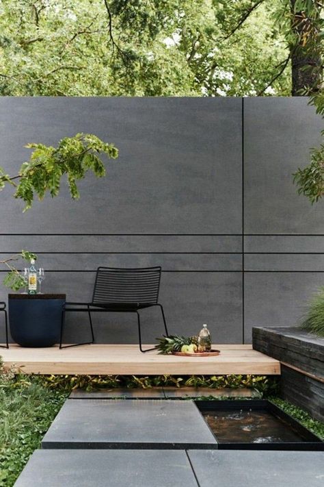 Backyard Fence Ideas, Tor Design, Contemporary Garden Furniture, Fence Wall Design, Compound Wall Design, Front Wall Design, Backyard Fence, Modern Landscape Design, Exterior Wall Design