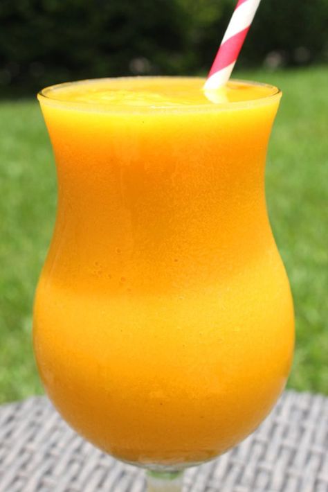 Perfect summer cocktail with mango, passion fruit (maracuya) and coconut rum!! #cocktail, #rum, #mango, #passionfruit, #mediterraneanlatinloveaffair Homemade Drinks Alcohol, Fruit Mixed Drinks, Passionfruit Cocktail, Malibu Cocktails, Passion Fruit Mousse, Mango Cocktail, Mango Rum, Mango Passionfruit, Mango Drinks