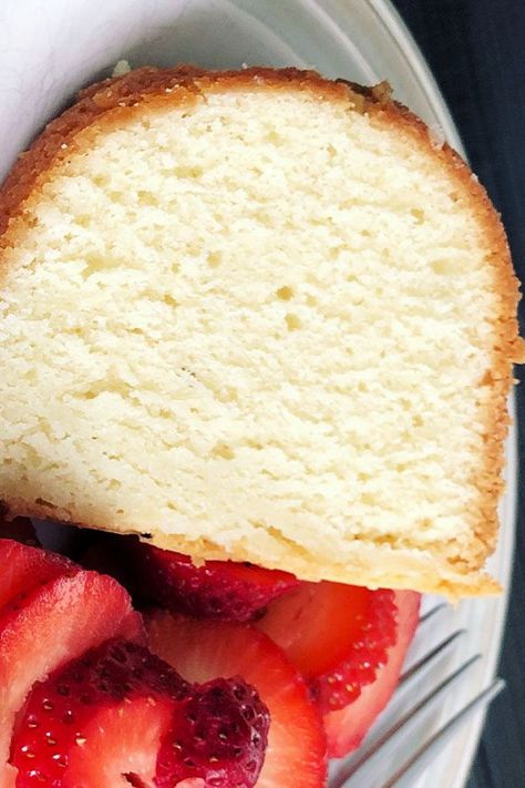 Recipes Using Shortening, Grandma's Pound Cake Recipe, Cold Oven Pound Cake, The Best Pound Cake, Cream Cheese Pound Cake Recipe, Easy Pound Cake, Pound Cake Recipes Easy, Butter Pound Cake, Moist Pound Cake