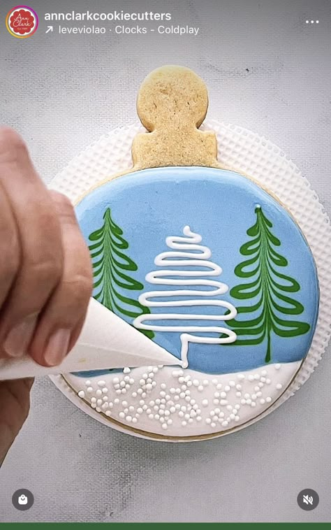 Cookie Icing Designs, Elf Sugar Cookies, Winter Cookie Ideas, Christmas Cookie Sets, Christmas Sugar Cookie Designs, Icing Christmas Cookies, Christmas Royal Icing Cookies, Fancy Sugar Cookies, Christmas Cookie Designs