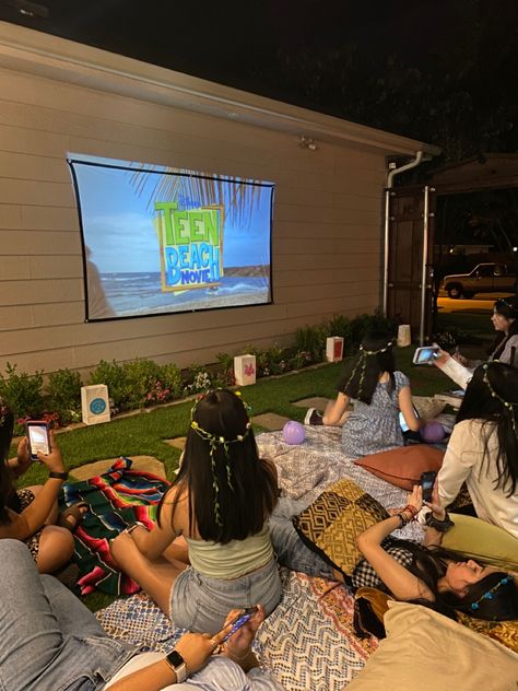 Aesthetic Outdoor Movie Night Party, Movie Projector Outdoor Birthday Parties, Aesthetic Outdoor Movie Night, Outside Hangout Ideas, Projector Movie Outside, Birthday Party Movie Night Outside, Outdoor Movie Backyard, Movie Outside Ideas, Watch Party Ideas Movie Nights