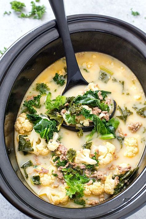 Slow Cooker Low Carb Zuppa Toscana Soup - Skip the trip to your local restaurant and make a batch of this insanely delicious copycat soup! It's healthy, it's delicious, and it's made low carb! Perfect for a low carb and keto-friendly lifestyle! Zappa Toscana, Low Carb Zuppa Toscana Soup, Copycat Soup, Slow Cooker Keto Recipes, Keto Zuppa, Light Cooking, Soup Keto, Zuppa Toscana Soup, Toscana Soup