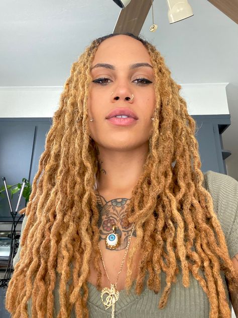 Locs Black Women, Blonde Locs, Blonde Dreads, Beautiful Dreadlocks, Dreadlock Styles, Dreads Styles, Dyed Natural Hair, Dreadlock Hairstyles, Hair Crush