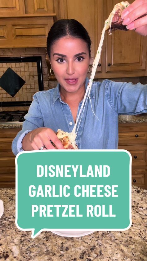 Cheesy Garlic Pretzel Bread, Disneyland Cheesy Garlic Pretzel Bread, Disney Dishes Recipes, Garlic Pretzel Recipe, Cheesy Pretzels, Pretzel Bread, Disney Foods, Disney Dishes, Pretzel Cheese