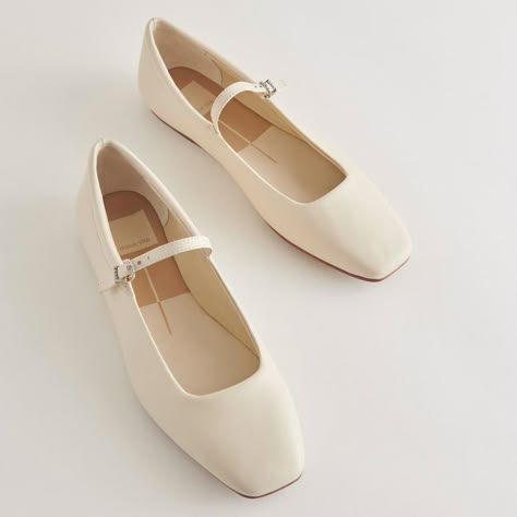 REYES Ballet Flats Ivory Leather | Ivory Leather Flats – Dolce Vita Ivory Flats, Mode Kimono, Warm Blonde, Looks Street Style, Girly Shoes, Shoe Inspo, If The Shoe Fits, Shoe Fits, I Love Shoes