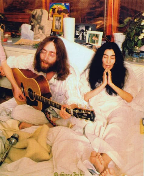 lennon yoko Peace Songs, John Lennon Yoko Ono, John Lennon And Yoko, Beatles Songs, Yoko Ono, The Fab Four, Keith Richards, Promotional Video, Ringo Starr