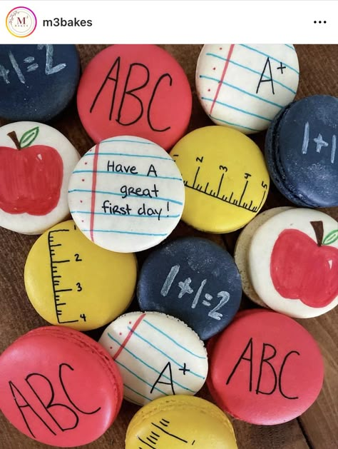 Back To School Macarons, Crazy Macarons, Teacher Macarons, Macaron Doodle, Character Macarons, Macaron Decoration, Easy Macaroons Recipe, Macaron Ideas, French Macaroon Recipes