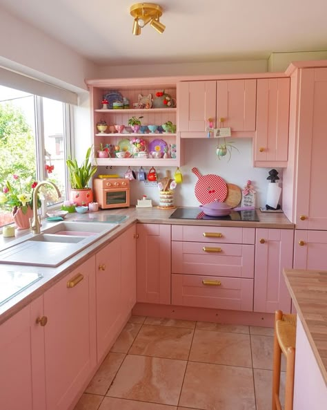 Alla inlägg • Instagram Retro Pink Kitchens, Pastel Danish, Pastel Home, Pastel Home Decor, Pastel Kitchen, Kabinet Dapur, Pastel House, Casa Vintage, Dopamine Decor