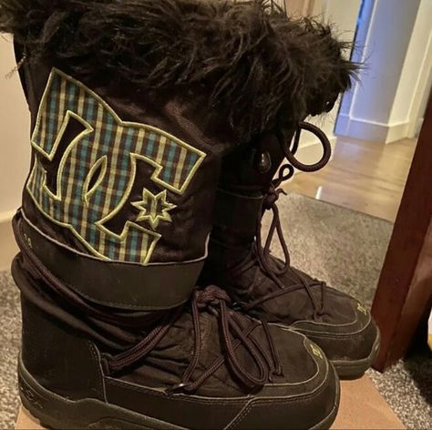 2000s Fashion Boots, Snow Boots Outfit Y2k, Y2k Winter Boots, Fuzzy Y2k Boots, Y2k Outfits Fur Boots, Dc Boots, Y2k Fur Boots, Gyaru Fashion, Funky Shoes