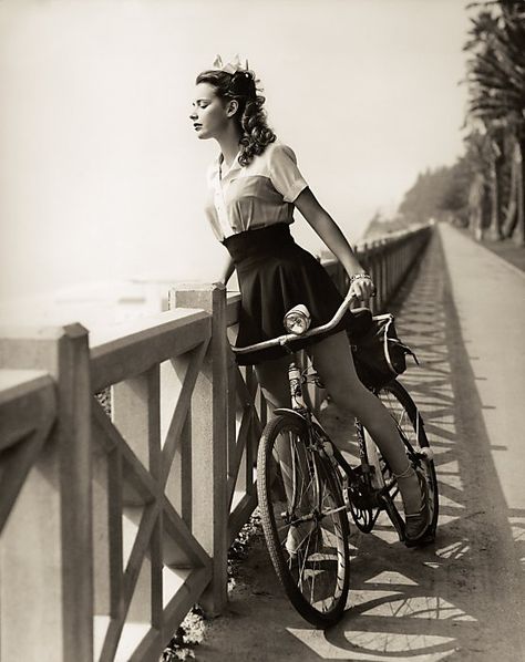 Author Steven Rea has written this cool new book about old vintage bikes and their Hollywood owners...should be fun! 1950s Summer Aesthetic, Vintage Foto's, Riding A Bike, Look Retro, Vintage Versace, Photo Vintage, 1940s Fashion, Moda Vintage, Vintage Vogue