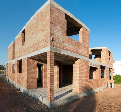 Learn all about load bearing masonry walls and how they work in building construction. Masonry Construction, Truss Structure, Brick Construction, Load Bearing Wall, Brick Molding, Brick Masonry, Masonry Wall, Structure Architecture, Brick Design