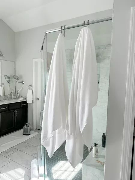 Bathroom Storage Towels, Shower Towel Rack Ideas, Towel Hanging Ideas Bathroom, Towel Rack Bathroom Hanging Ideas, Bathroom Towel Hanging Ideas, Storage Towels, Towel Hanging Ideas, Hang Towels In Bathroom, Sheet Storage