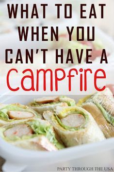 24 Fire-Free Camping Meals // Party Through the USA // Cooking food on a campfire is great, but sometimes it's not possible to have a fire. These meals can be made eaten without heating or can be made with only hot water. A good list to have on hand for summer camping trips and planning. Campfire Meals, Minimalist Camping, Camping Meal Planning, Easy Camping Hacks, Campfire Recipes, Camping Meal, Cozy Campfire, Camping Lunches, Camp Food