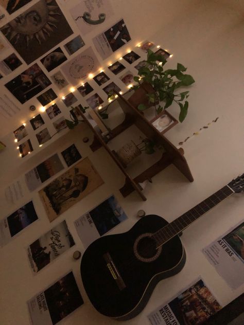 Guitar Decorating Ideas, Guitar Wall Aesthetic, Guitar In Room Aesthetic, Guitarist Room Aesthetic, Room Decor Guitar, Guitar On Wall Bedroom, Guitar Bedroom Ideas, Bedroom With Guitar, Guitar Aesthetic Room