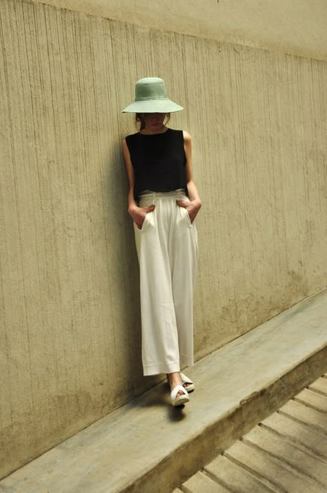 summer style #fashion #style Garment Inspiration, Weekend Mode, Black And White Outfit, Summer Lookbook, Looks Street Style, Pantalon Large, Satin Top, Mode Inspo, Looks Chic