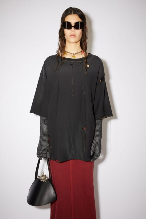 Oversized Black T Shirt, Fashion Inspo 2023, Oversize Tshirt Outfits, Embroidered Beads, Dress Streetwear, Distressed Tshirt, Manga Aesthetic, Cecilie Bahnsen, Distressed T Shirt