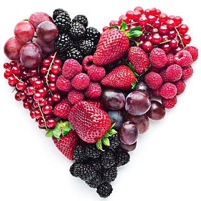 New research suggests that women who eat berries can lower their risk of heart attack. | Health.com Healthy Remedies, Jessica Smith, Dessert Aux Fruits, Cleanse Recipes, Heart Healthy Recipes, Healthy Meal Plans, Unhealthy Food, Healthy Fruits, Food Labels