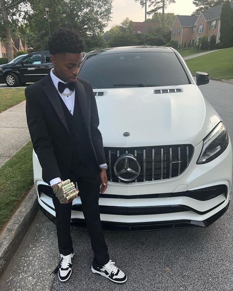 Prom Suit With Sneakers, Boys Prom Outfit Ideas, Prom Men Outfit, Mens Prom Outfit, Guys Prom Outfit, Boy Prom Outfit, Suit For Prom, Prom Outfits For Guys, Prom Men