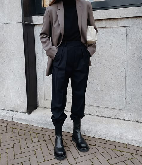 Lug Boots, Black And Beige, Trik Fotografi, Mode Inspo, Looks Chic, 가을 패션, Boots Outfit, Black Outfit, Look Fashion