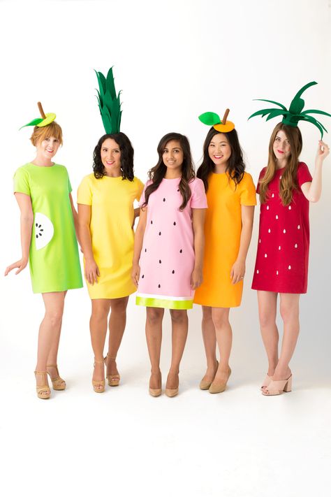 DIY Fruit Costumes Diy Fruit Costume, Karneval Diy, Food Halloween Costumes, Fruit Costumes, Purim Costumes, Teacher Halloween Costumes, Costume Carnaval, Halloween Fruit, Halloween Fest