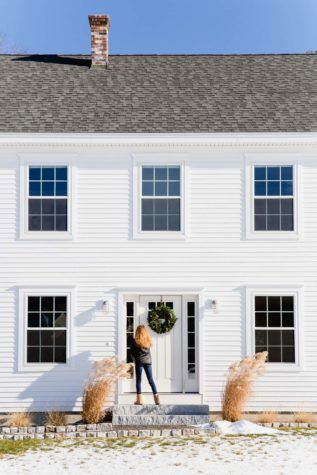 Color Theory | Erin Flett | Maine Homes | The Maine Magazine Maine Cottage Exterior, White Colonial Exterior, New England Homes Exterior, Modern Colonial House Exterior, Erin Flett, Maine Homes, White Colonial, Colonial House Exteriors, Porch Paint