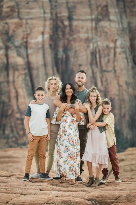 Family Photo Poses Big Family, Combined Family Pictures, Family Of 6 Outdoor Photoshoot, Family 6 Photo Ideas, Family Photoshoot Checklist, Family Poses For 6 People, Family Photos With 7 People, Posing Big Families, Spring Large Family Pictures Outfits