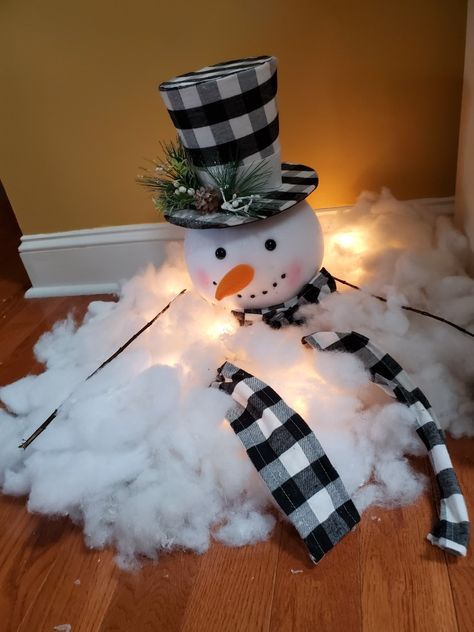 Frosty The Snowman Hallway Decorations, Snowman Themed Table Decor, Melting Snowman Centerpiece, Office Snowman Decorations, Snowman Office Decorations, Diy Indoor Snowman, Christmas Snowman Decor Ideas, Snowman Themed Christmas Decorations, Diy Snowman Decorations Snowmen Ideas