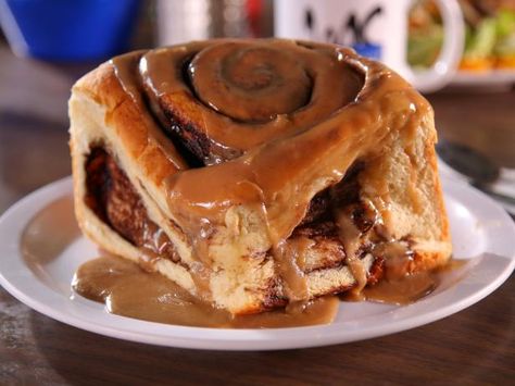 Take a look at the out-of-bounds dishes from Guy’s travels that struck a chord on social media. From towering desserts to super-spicy bites, these are the dishes you can’t stop drooling over. Diners Drive Ins And Dives, Dove Recipes, Food Work, Diner Recipes, Milk Shakes, Cinnamon Flavor, Cinnamon Rolls Recipe, Sweet Roll, Cinnamon Buns