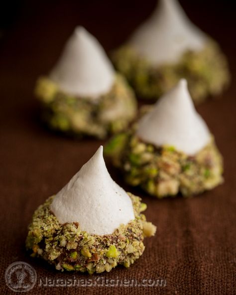 Meringue Acorns with Salted Pistachios and Chocolate |  Christmas cookies, holiday food and recipes Pistachio Meringue, Vanilla Meringue, Glace Fruit, Meringue Cookies, Melted Chocolate, Homemade Candies, Yummy Sweets, Chocolate Truffles, Cookie Desserts