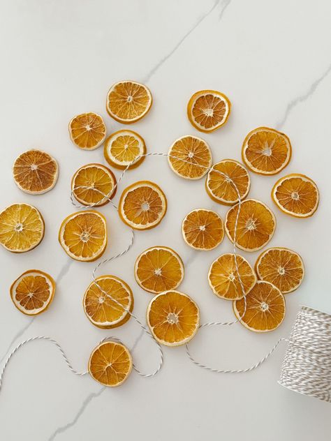 How to Make Oven Dried Orange Slices Cottage Core Christmas, Dried Orange Garland, Sustainable Christmas Decorations, Navidad Natural, Fresh Garlands, Minimalist Christmas Decor, Natural Christmas Decor, Christmas Is Over, Dried Oranges